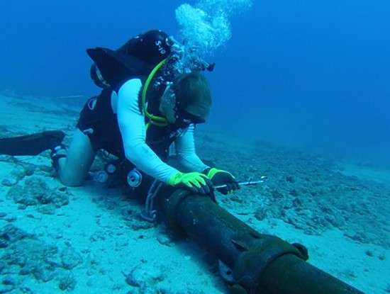 Thợ lặn sửa cáp quang biển